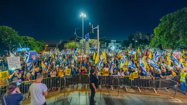 Hayfa, İsrail - 13 Eylül 2025: Çeşitli tabela ve bayraklara sahip bir grup insan, savaşın sona ermesi, rehine anlaşmasının tamamlanması ve yeni seçimler için düzenlenen protesto mitingine katıldı. Hayfa, İsrail