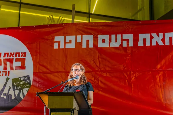 Hayfa, İsrail - 13 Eylül 2025: Dr. Leeat Keren kalabalığa hitaben yaptığı konuşmada, savaşın sona ermesi, rehine anlaşmasının tamamlanması ve yeni seçimler çağrısında bulundu. Hayfa, İsrail