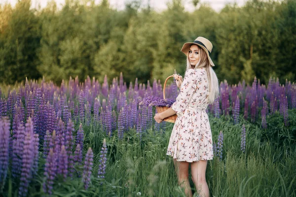 Blonde Fille Dans Une Robe Avec Panier Dans Champ Lupins — Photo