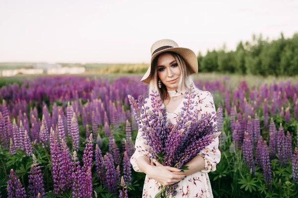 Lupin Buketi Tutan Hasır Şapkalı Sarışın Bir Kız — Stok fotoğraf