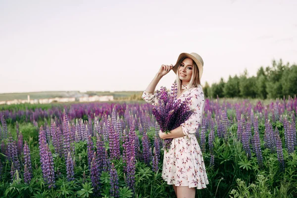 Ein Blondes Mädchen Mit Strohhut Und Einem Strauß Lupinen — Stockfoto