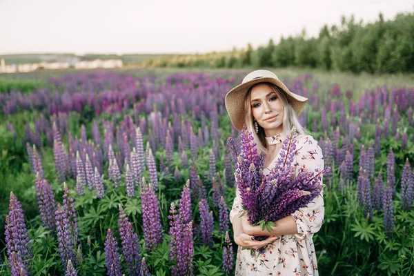 Lupin Buketi Tutan Hasır Şapkalı Sarışın Bir Kız — Stok fotoğraf