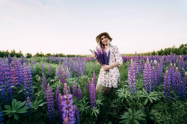 Blonde Fille Dans Champ Lupins Grand Angle Photo — Photo