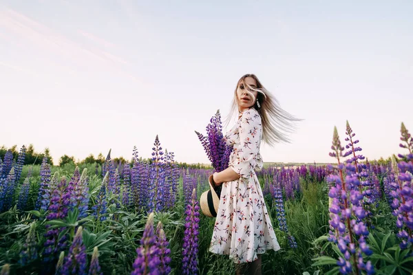 Ein Blondes Mädchen Mit Strohhut Und Einem Strauß Lupinen — Stockfoto