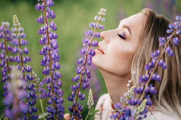 Blondes Mädchen Kleid Mit Korb Einem Lupinenfeld — Stockfoto