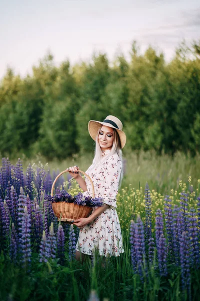 Lupin Tarlasında Sepeti Olan Elbiseli Sarışın Bir Kız — Stok fotoğraf