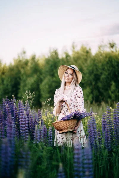 Blondes Mädchen Kleid Mit Korb Einem Lupinenfeld — Stockfoto