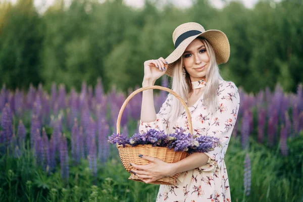 Lupin Tarlasında Sepeti Olan Elbiseli Sarışın Bir Kız — Stok fotoğraf