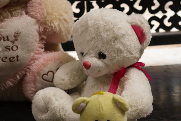 Oyuncak ayıcığın karanlık arka planında oynar