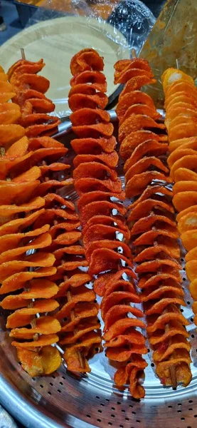 Pazarda taze sebze ve patates var.