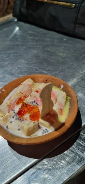 Bir kase mutfağa yaklaş.