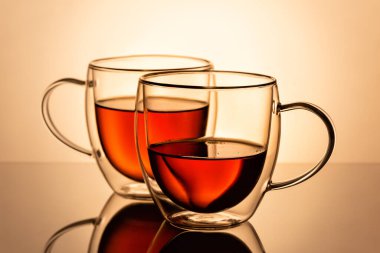 İki duble cam bardak ve çay..