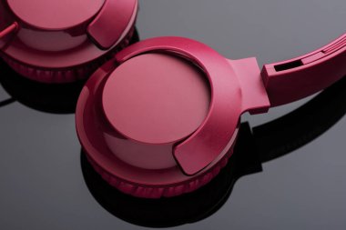 Aynadaki Bordeaux kulaklıkları.