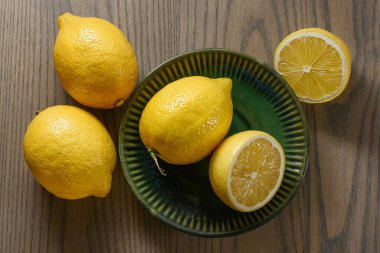 Akıllı telefonlu adam cam bir vitrin arkasında duruyor..