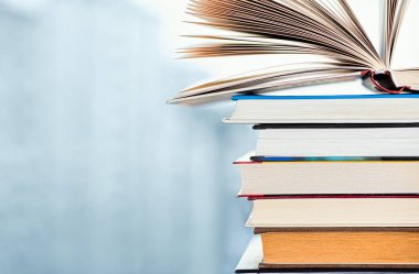 Pencere arkaplanındaki kitaplar. Eğitim kavramı.