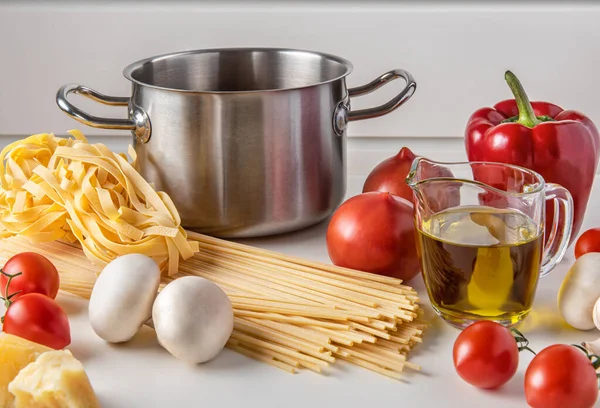 Zutaten Zum Kochen Italienischer Speisen Auf Weißem Hintergrund — Stockfoto
