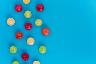 Renkli küresel şekerlerle dolu bir hayat. Düz yatıyordu. 