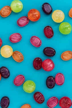 Renkli şekerlemelerle dolu bir hayat. Düz yatıyordu