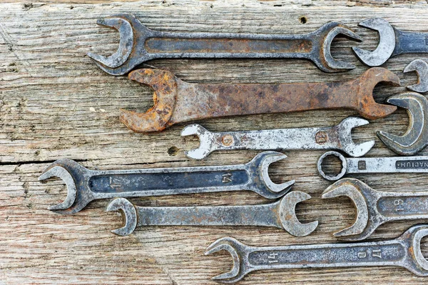 Old Wrenches Wooden Background — Stock Photo, Image