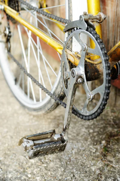 Metallpedal Vor Dem Hintergrund Des Hinterrads Eines Alten Fahrrads — Stockfoto