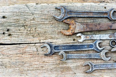 Ahşap arka planda eski anahtarlar.