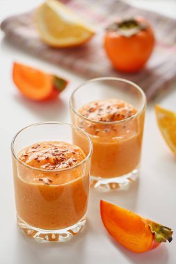 Keten tohumlu iki bardak hurma kokteyli. Hurma ve portakalın arka plan dilimlerinde.