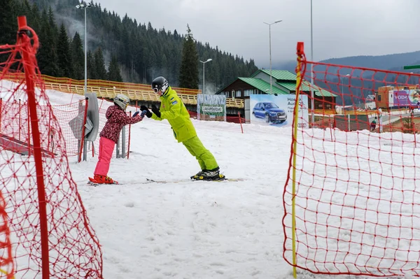 Ski度假村Bukovel 喀尔巴阡山脉乌克兰 2017 教育初学者的领域 教练教女孩 滑雪板站立 — 图库照片