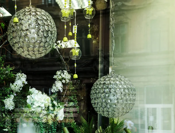 Mostra Loja Lustres Forma Uma Esfera Flores Vasos Sinos Vidro — Fotografia de Stock