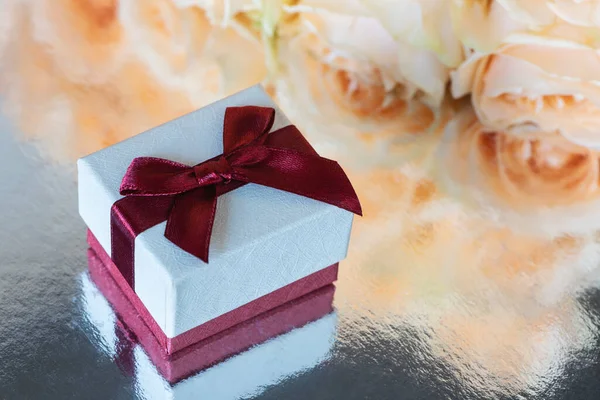 Подарочная Коробка Серебряной Поверхности Фоне Желтых Роз — стоковое фото