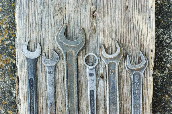 Old Wrenches Wooden Background — Stock Photo, Image