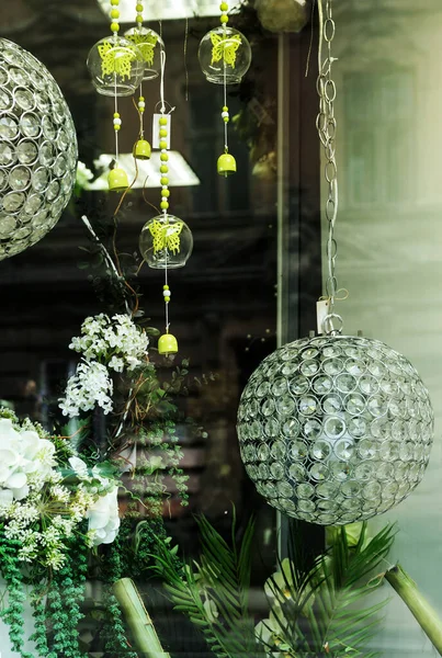 Mostra Loja Lustres Forma Uma Esfera Flores Vasos Sinos Vidro — Fotografia de Stock