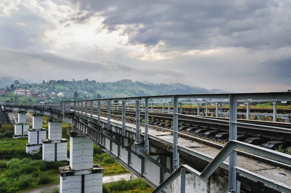 Ponte Ferroviária Fundo Montanhas Nuvens Chuva — Fotografia de Stock