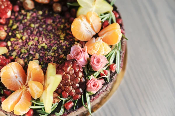用新鲜水果 鲜花和榛子装饰的蛋糕 — 图库照片