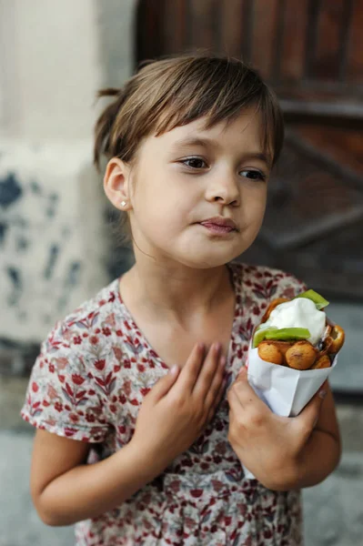 소녀는 밖에서 과일과 거품을 아이스크림을 — 스톡 사진