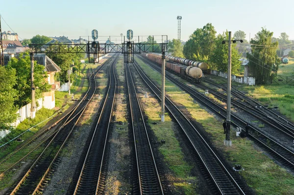 Demiryolu Rayları Üst Manzara Uzaklarda Yük Vagonları Var — Stok fotoğraf