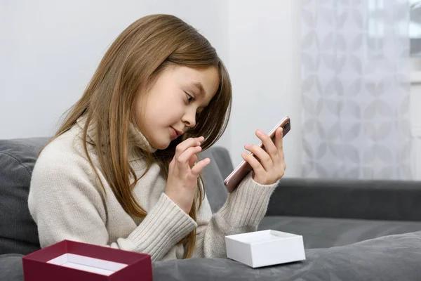 Het Meisje Lacht Blij Met Nieuwe Smartphone — Stockfoto