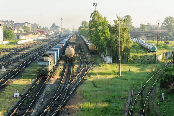 Vagonları Farklı Olan Yük Trenleri Tren Istasyonu Uzak — Stok fotoğraf