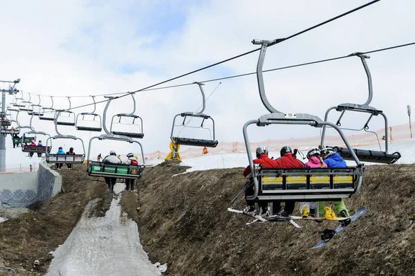 Ski度假村Bukovel 喀尔巴阡山脉乌克兰 2017 滑雪者爬上滑雪梯 — 图库照片