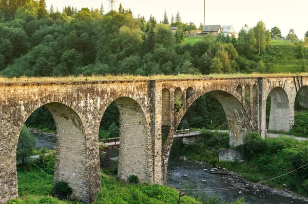 Elhagyatott Viadukt Folyó Felett Van Naplementében — Stock Fotó