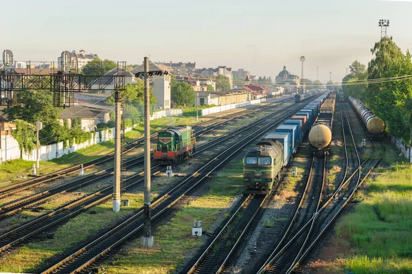 Vagonları Farklı Olan Yük Trenleri Tren Istasyonu Uzak — Stok fotoğraf