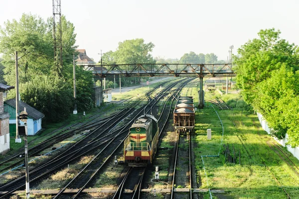 Demiryolu Rayları Üst Manzara Uzakta Dizel Bir Lokomotif Yük Vagonları — Stok fotoğraf