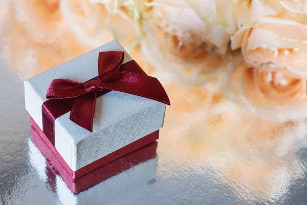 Подарочная Коробка Серебряной Поверхности Фоне Желтых Роз — стоковое фото