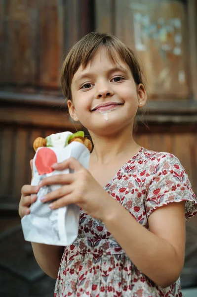 소녀는 밖에서 과일과 거품을 아이스크림을 — 스톡 사진
