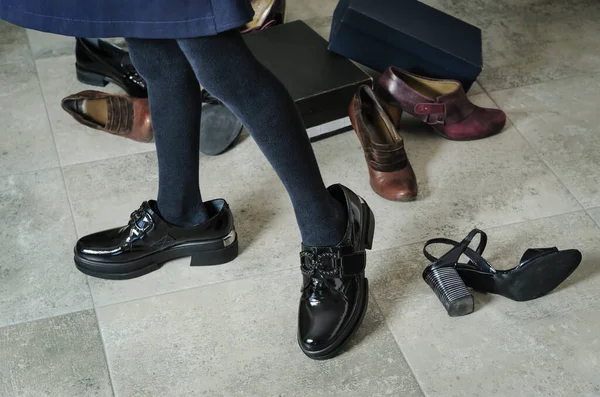 Ноги Молодої Дівчини Взутті Дорослих Підлозі — стокове фото