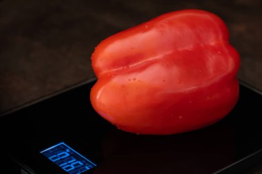 Kırmızı biber siyah arka planda elektronik ağırlıktadır..