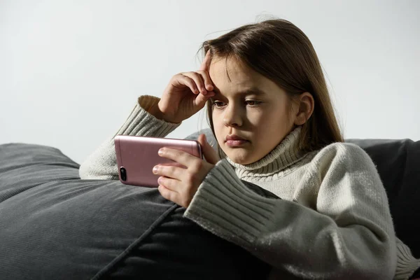 Het Jonge Meisje Kijkt Naar Het Scherm Van Een Smartphone — Stockfoto