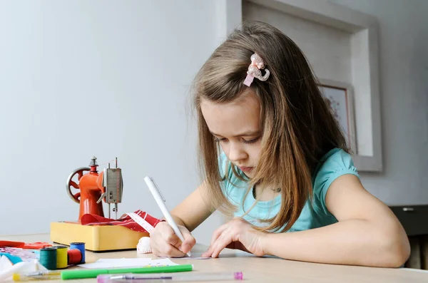 Het Meisje Tekent Een Schets Van Een Jurk Voor Een — Stockfoto