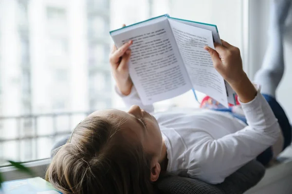 Девушка Лежит Подоконнике Читает Книгу — стоковое фото