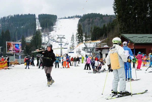 Ski度假村Bukovel 喀尔巴阡山脉乌克兰 2017 滑雪者和滑雪者在滑雪场和电梯的背景下 — 图库照片