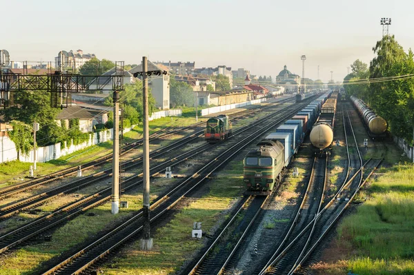 Vagonları Farklı Olan Yük Trenleri Tren Istasyonu Uzak — Stok fotoğraf